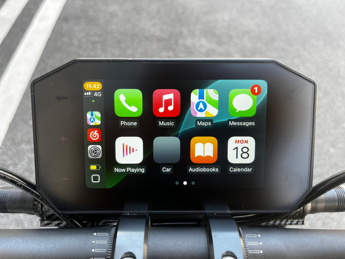 Touch Elegance. Powered by CarPlay